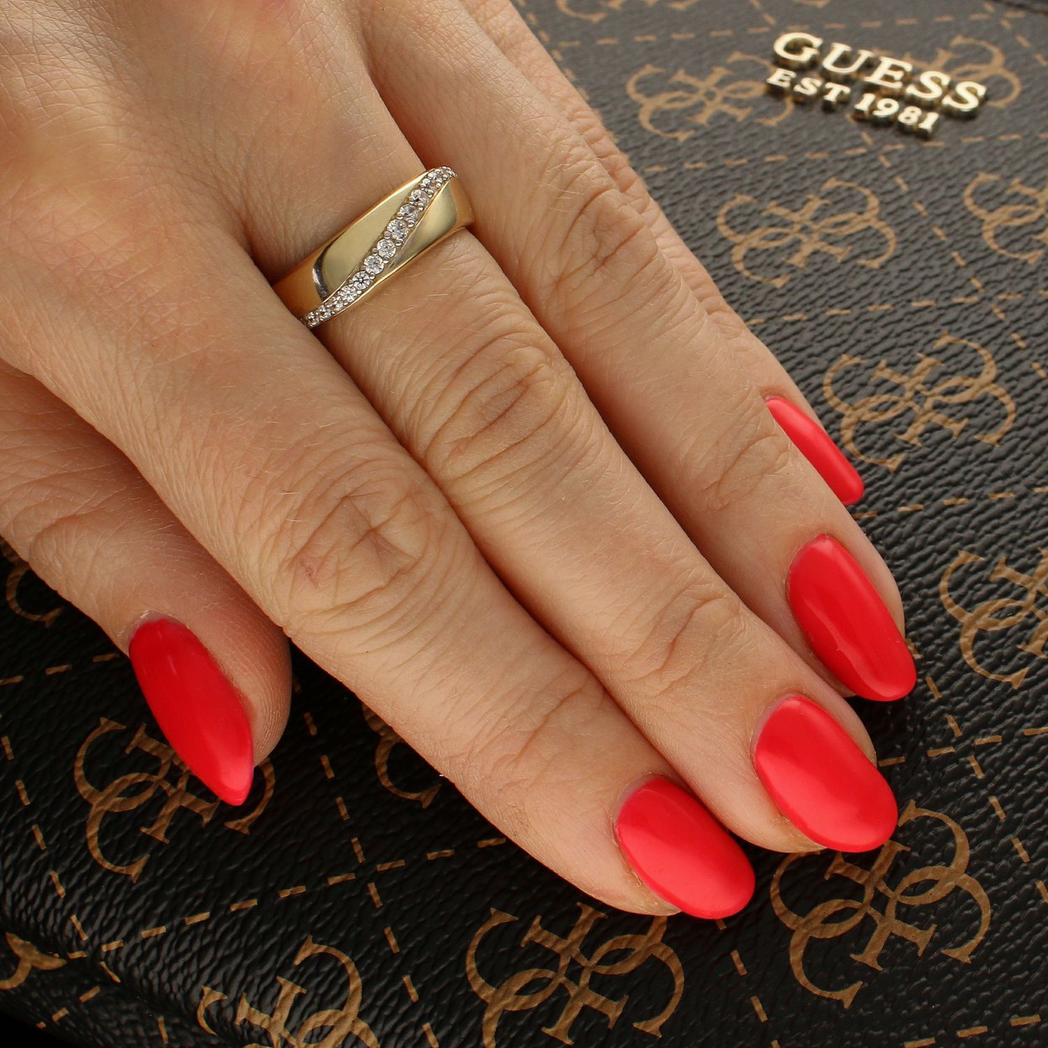 Złoty pierścionek 585 z pasmem cyrkonii PI 1281. Złoty pierścionek damski. Złoty pierścionek gładki z cyrkoniami. Złoty pierścionek z pasmem cyrkonii. Złoty pierścionek damski elegancki. Złoty pierścionek.jpg